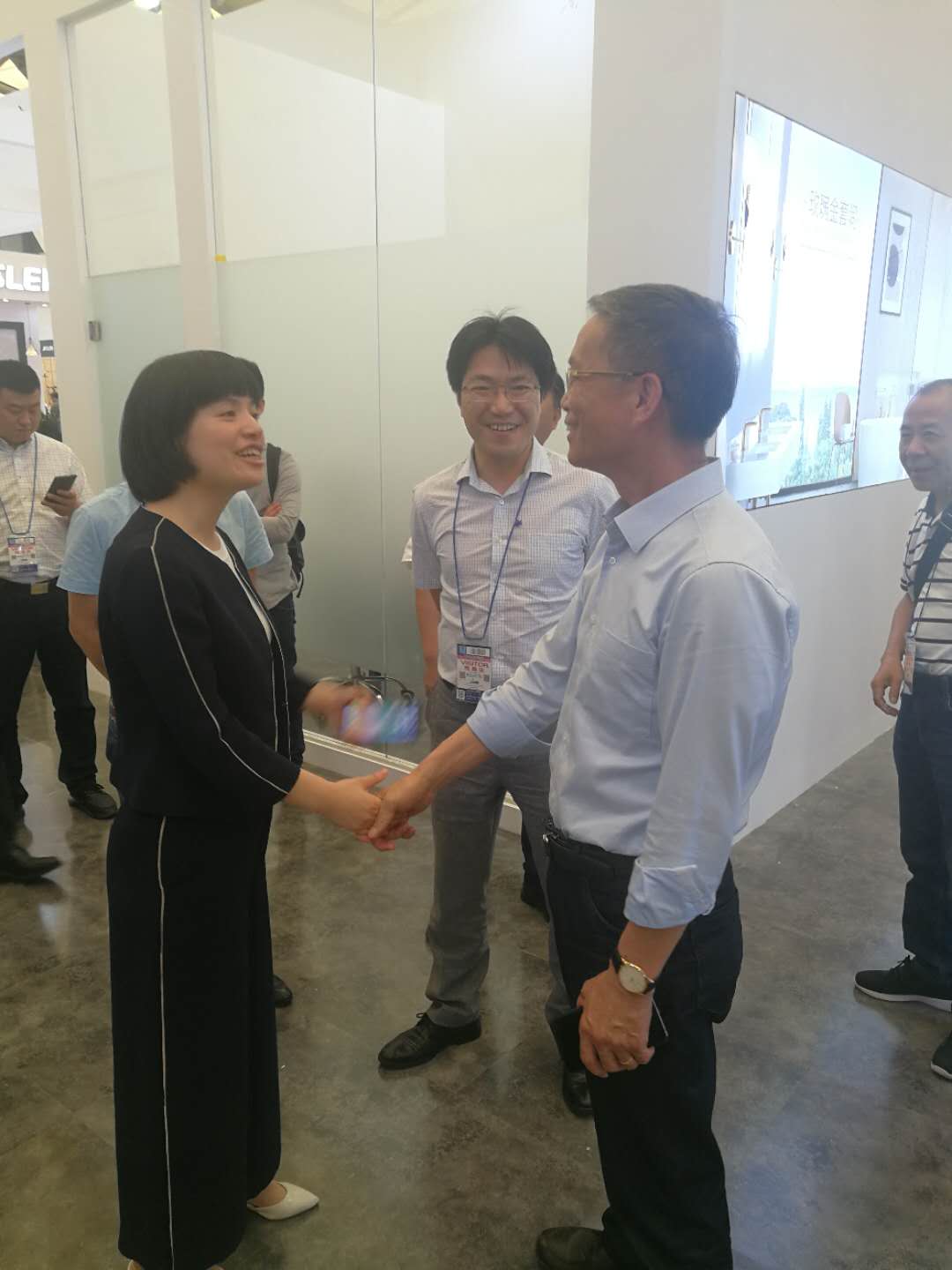 玉環(huán)市副市長李丹佳一行參觀第24屆中國國際廚房衛(wèi)浴設(shè)施博覽會(huì)