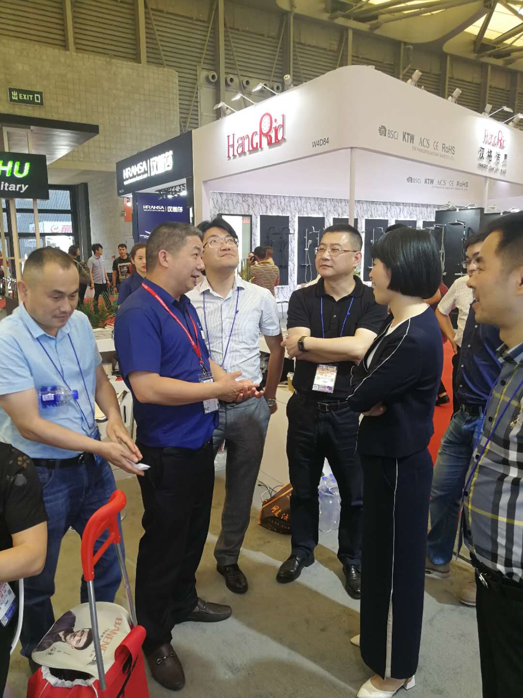 玉環(huán)市副市長李丹佳一行參觀第24屆中國國際廚房衛(wèi)浴設(shè)施博覽會(huì)